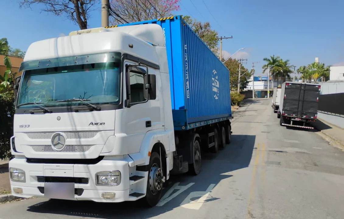 Carreta transportando contêiner de 40 pés em rodovia e vias do Estado de São Paulo