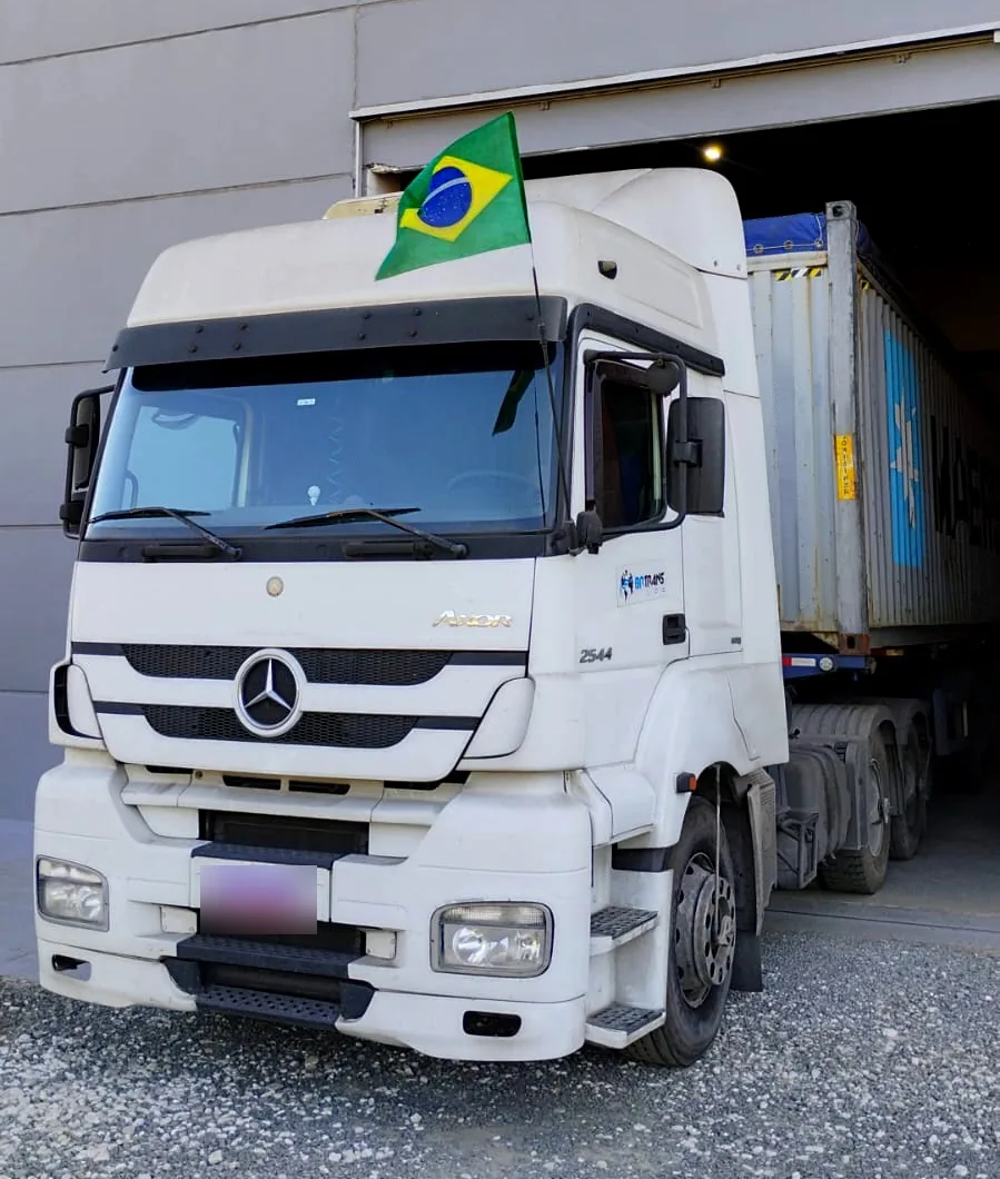 Cavalo mecânico Mercedes-Benz com a marca Brtranslog transportando contêiner em Santos (SP)