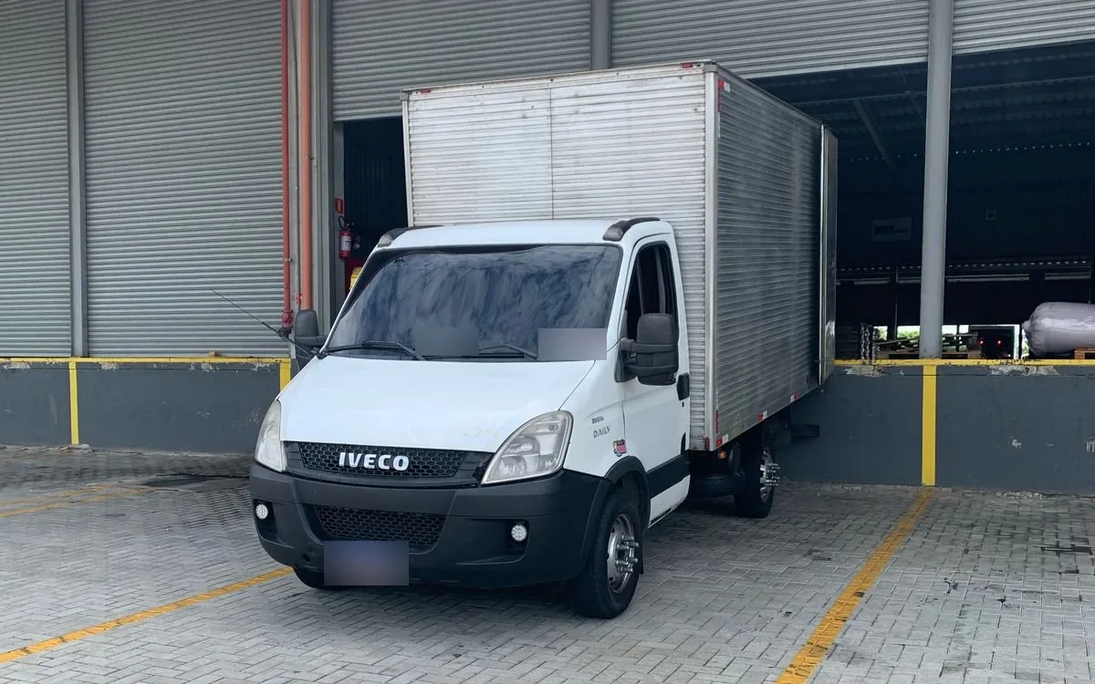 Veículo 3/4 baú em doca de armazém, utilizado em nossas operações em Santos (SP)